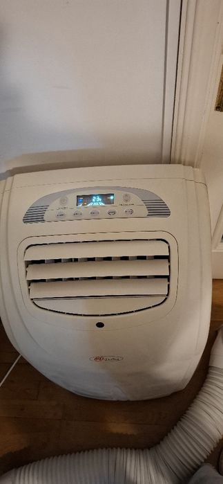 Ar condicionado c/ comando.Muito pouco uso