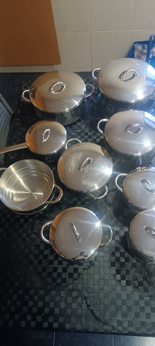 Conjunto de panelas praticamente algumas sem uso