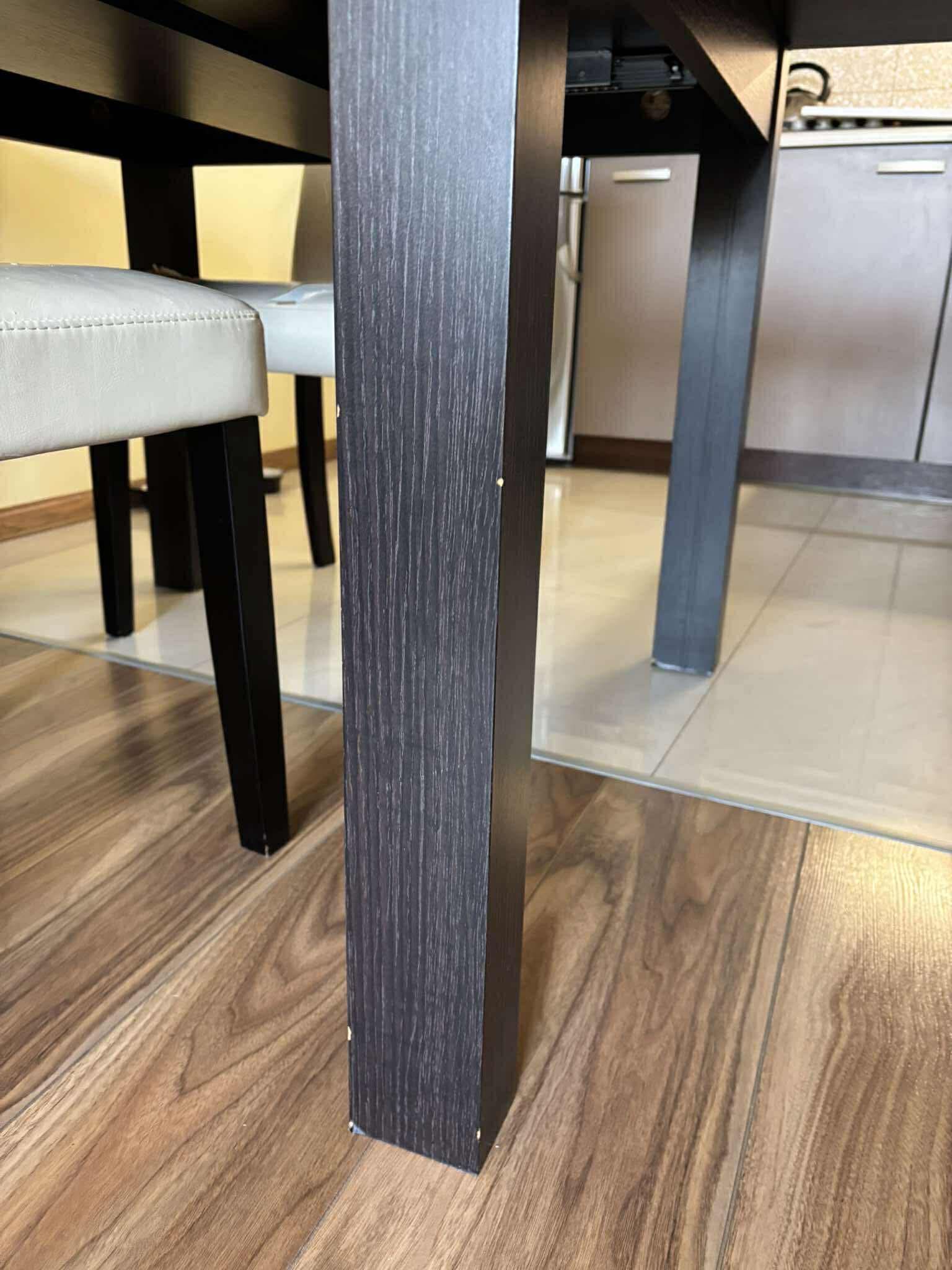 Rozkładany stół w kolorze ciemnego brązu + 3 krzesła z ekoskóry GRATIS