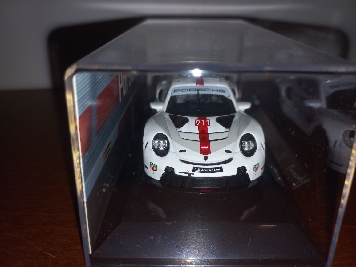 Bburago Porsche 911 RSR, pod kloszem, skala 1:43