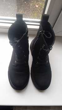 Продам чорні демісезонні замшеві Ботинки на дівчинку