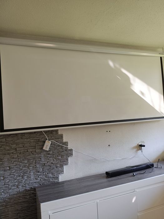 Ekran projekcyjny plus projektor