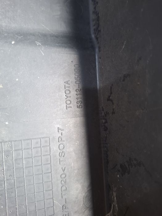 Toyota avensis t27 fl 11 - решітка середня решітка бампера передній 53