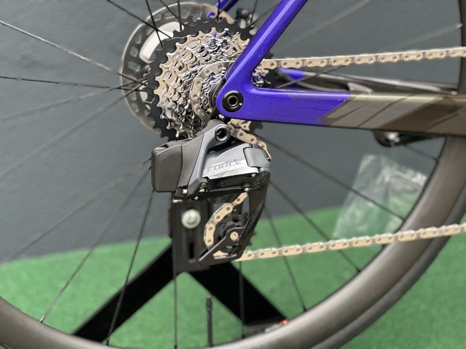 Karbonowy rower szosowy Scott Addict RC Sram Force AXS 12 Syncros r.54