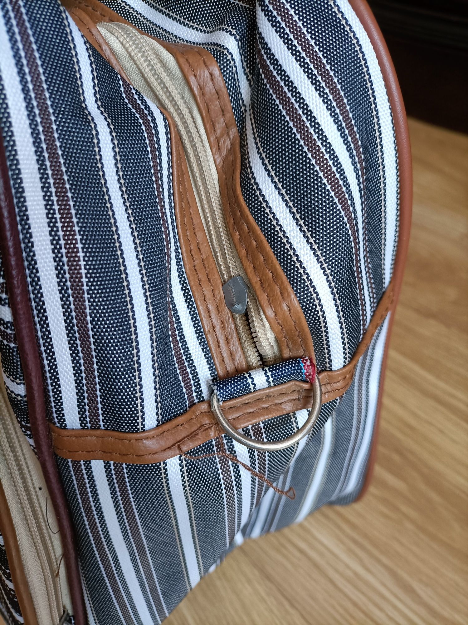 Szaro-biała torba podróżna walizka