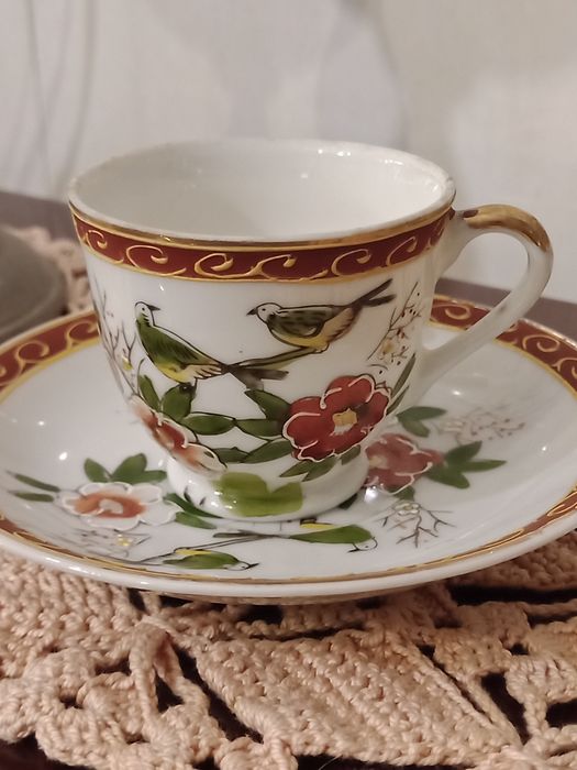 Duas chávenas antigas chinesas para café com a chinesa na base.