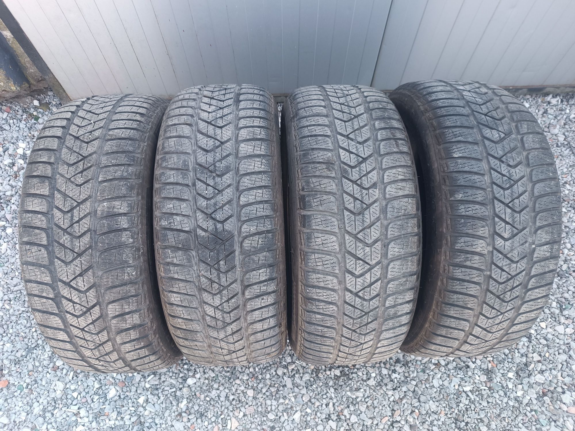 225/50R17 komplet opon zimowych Pirelli
