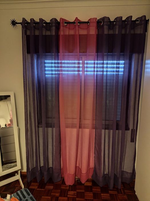 Cortinados lilás e rosa