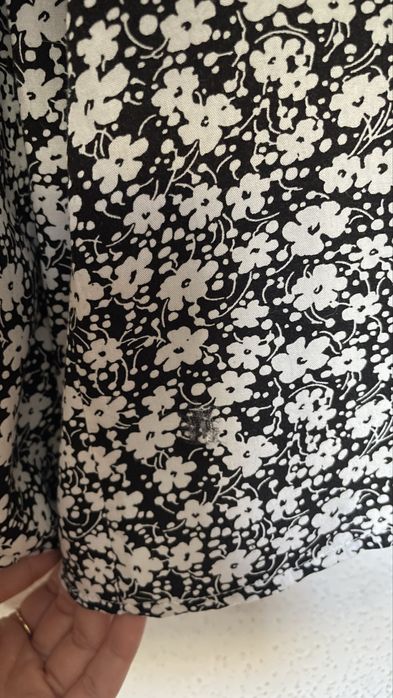 Letnia czarna sukienka w białe kwiatki z wiązaniem na plecach