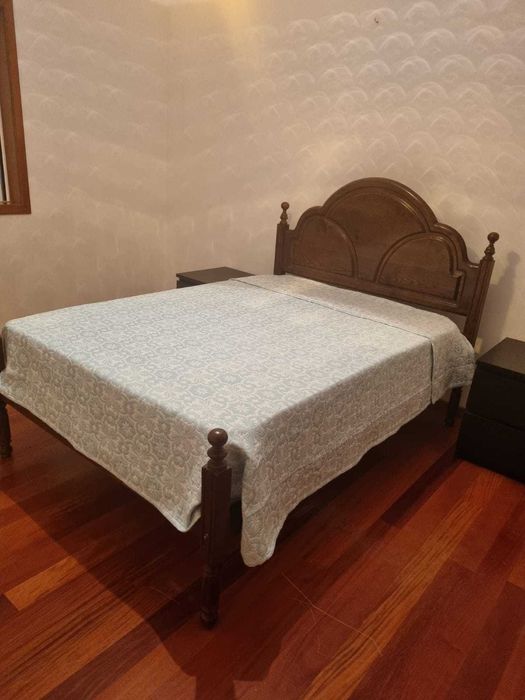 Cama de madeira vintage