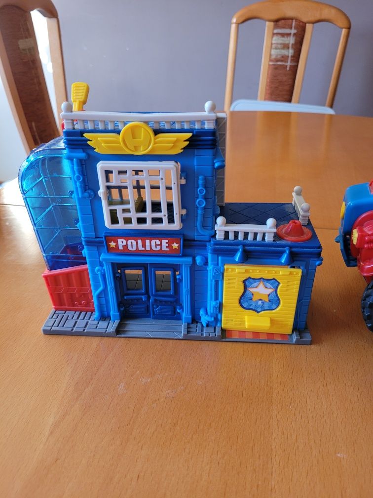Super Zings pojazdy i posterunek policji.