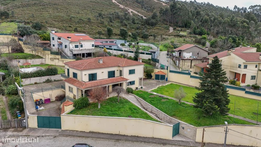 Magnifica Moradia de 4 Frentes, Inserida num Lote de 2295 m2