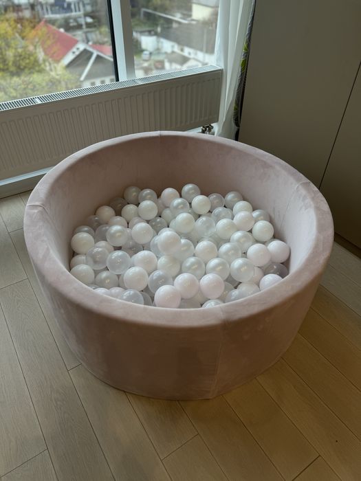 Дитячий басейн з кульками