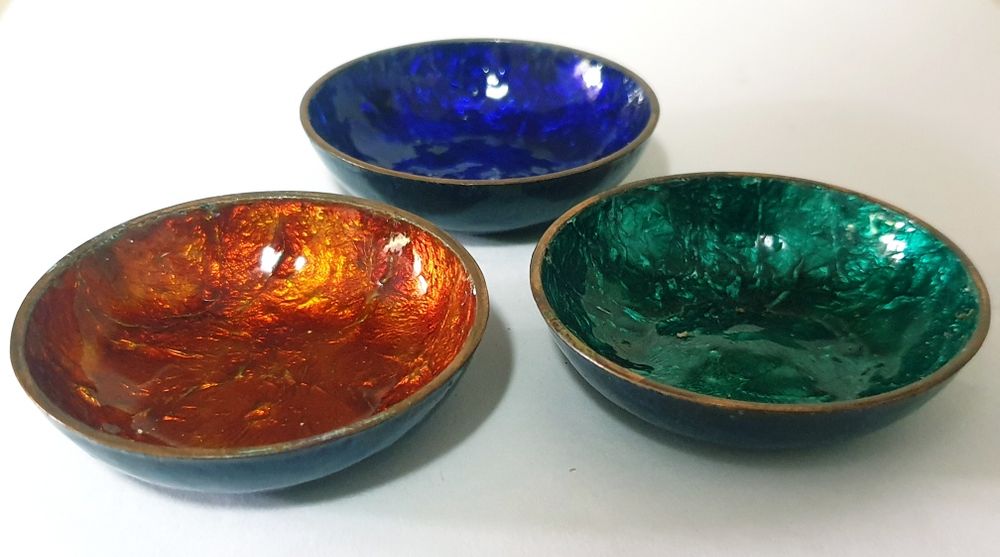 Conjunto de 3 lindas pequenas taças esmaltada dos anos '50