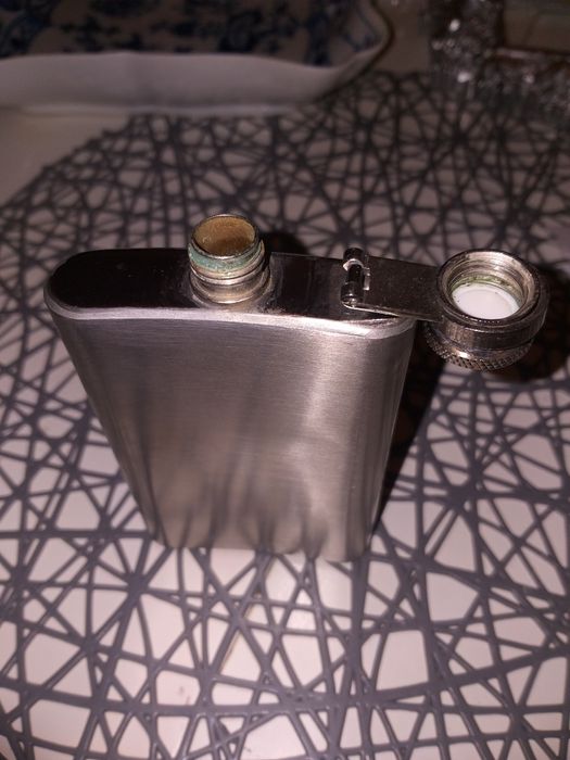 Limitowana piersiówka luksusowa