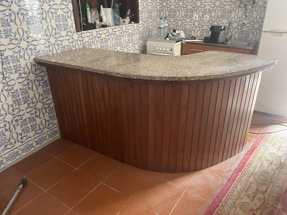 Balcao de madeira com granito