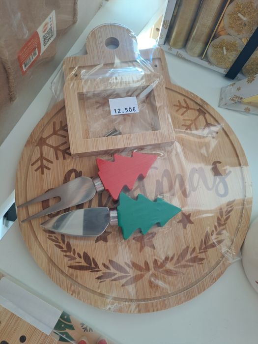 Tábua com acessórios de Natal