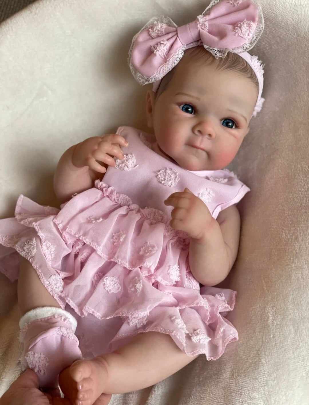 Realistyczna lalka Reborn Bettie różowa sukienka Nowa prezent
