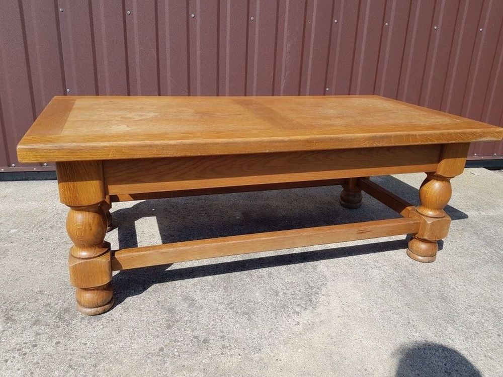 Drewniana ława/stół z ozdobnymi nogami.