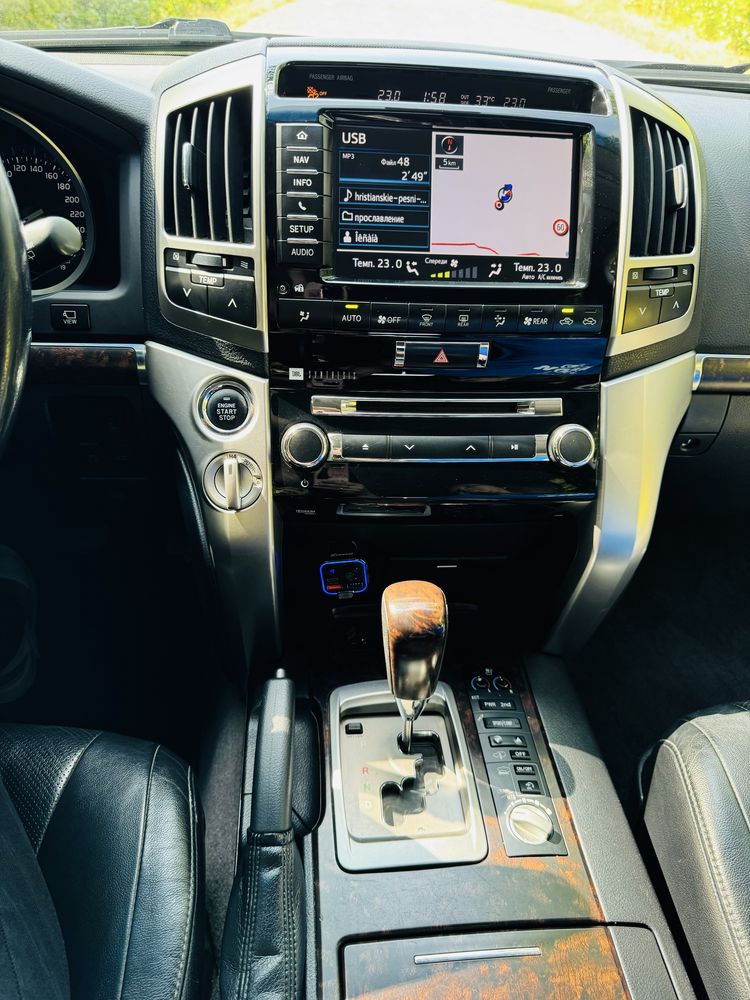 Продам Toyota Land Cruiser 200