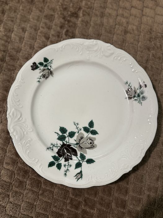 Trzy duże plaskie talerze