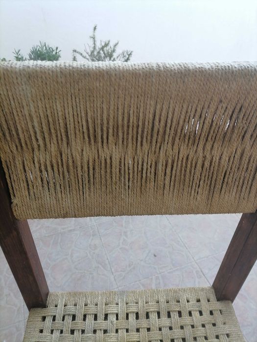 Cadeira antiga de madeira e corda