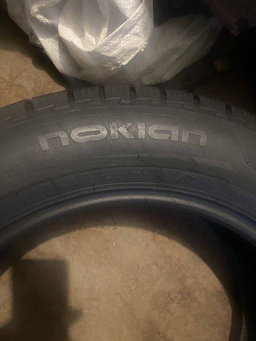 Продам зимню ризину 235 60 18 нокіан