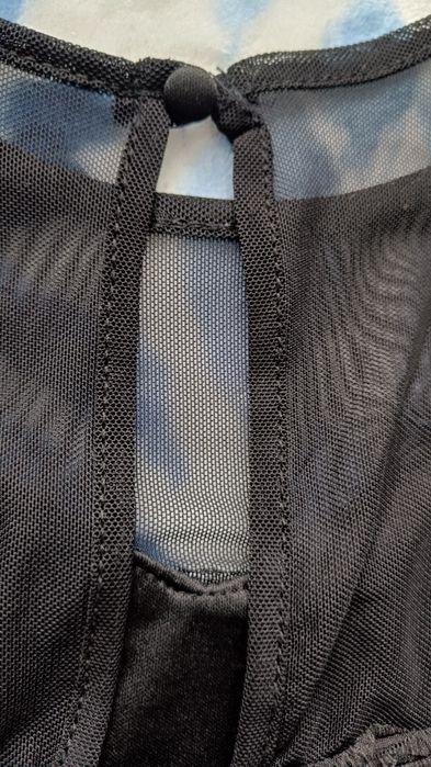 Dopasowana sukienka z siateczką krótki rękaw sexy mała czarna