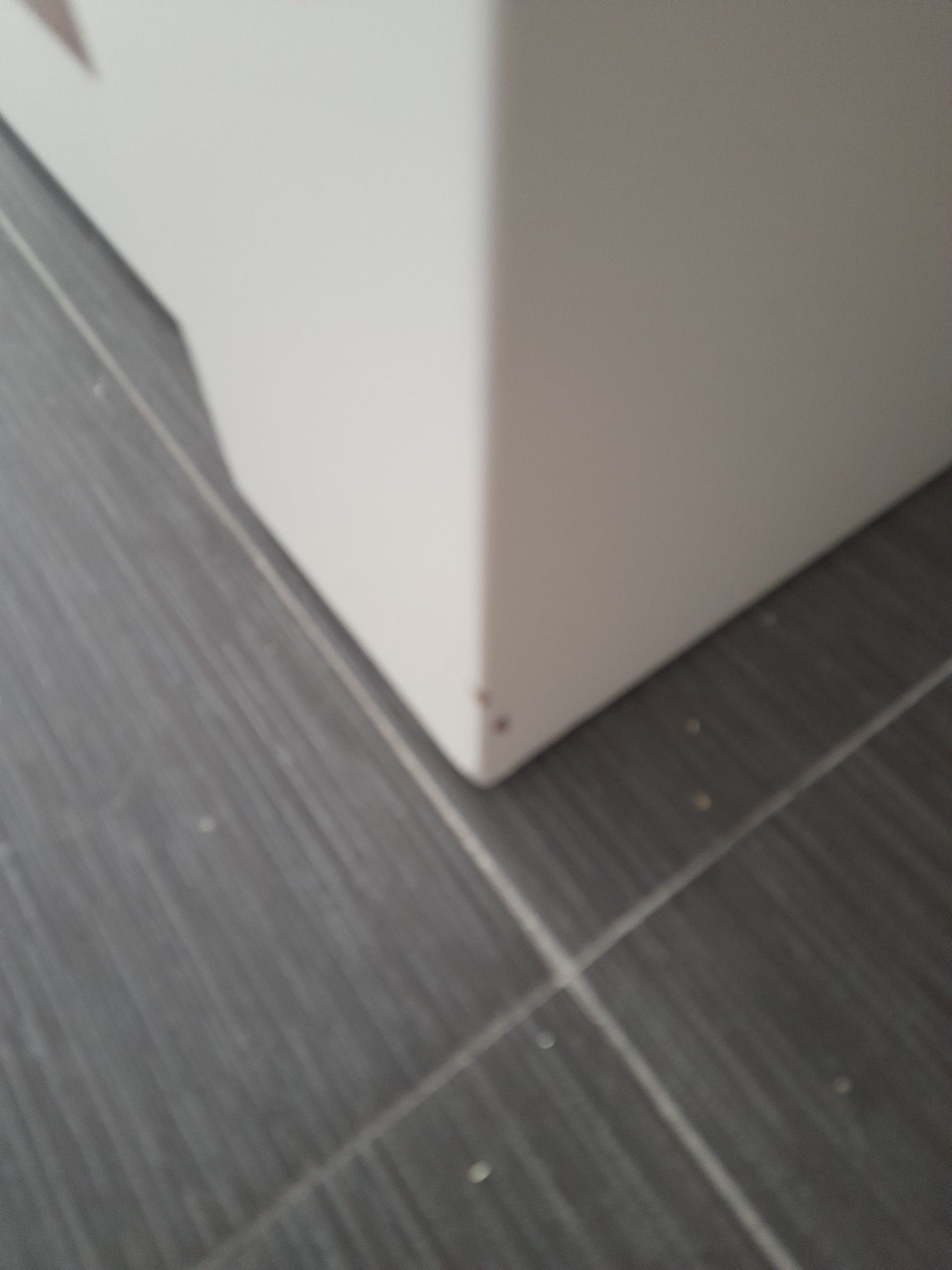 Móvel em madeira maciça, de sala de estar, lacado branco.