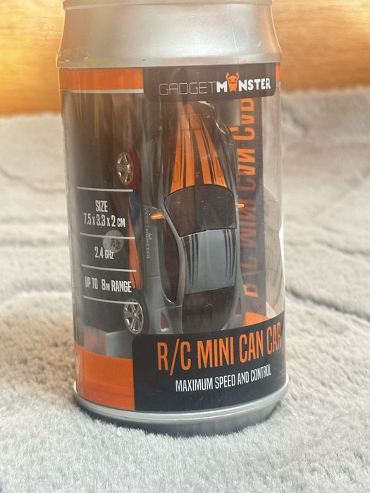 Małe auto sterowane na pilota w puszce