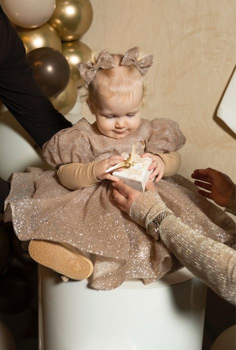 Продам святкові сукні на рочок півтора