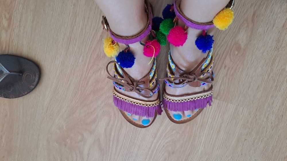 Sandálias coloridas com pompons