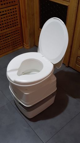 Toaleta turystyczna lub domowa dla osób  niepełnosprawnych