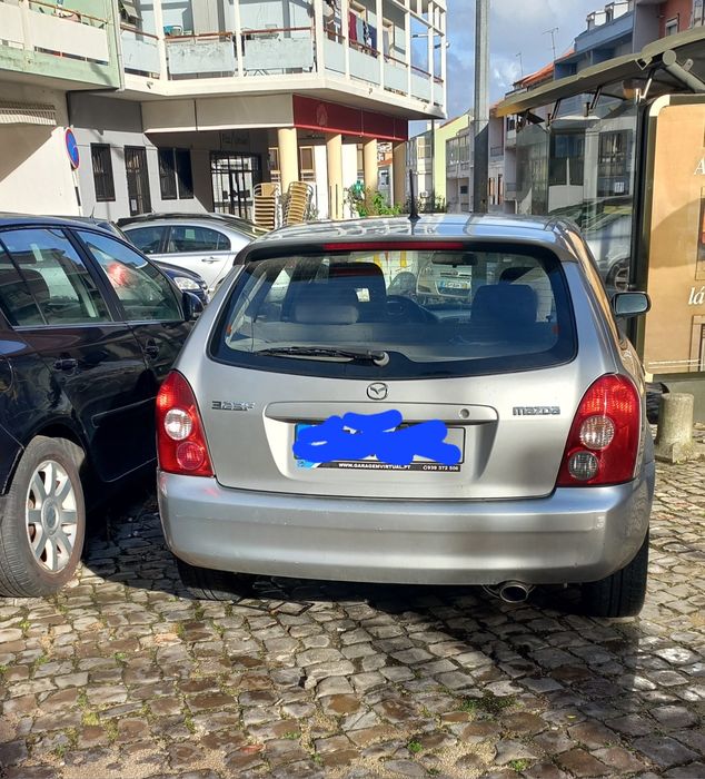 Mazda 323f- com motor colado