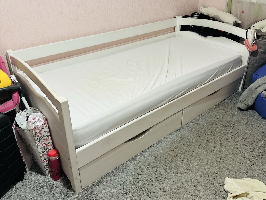 Продам кровать с матрасом.