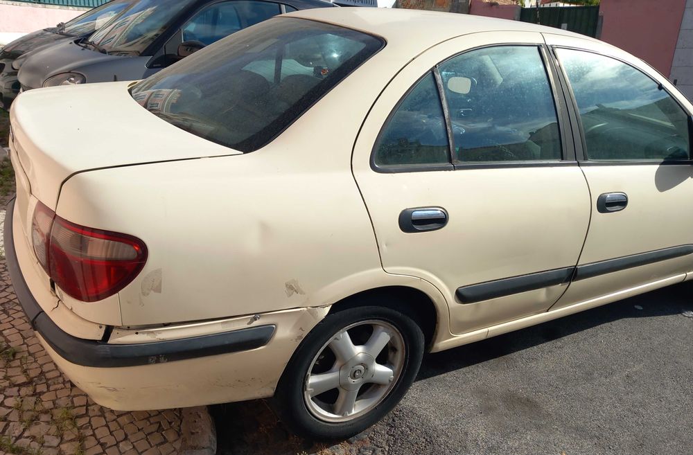 Nissan Almera beje