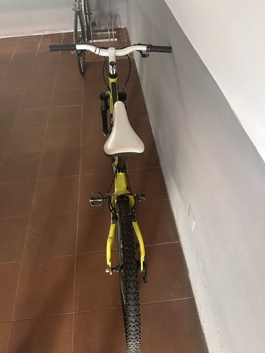 Bicicleta esta parada para despachar