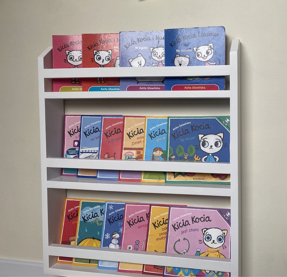 Biblioteczka do pokoiku dziecięcego