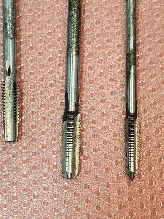 Stare narzędzia warsztatowe gwintowniki długie