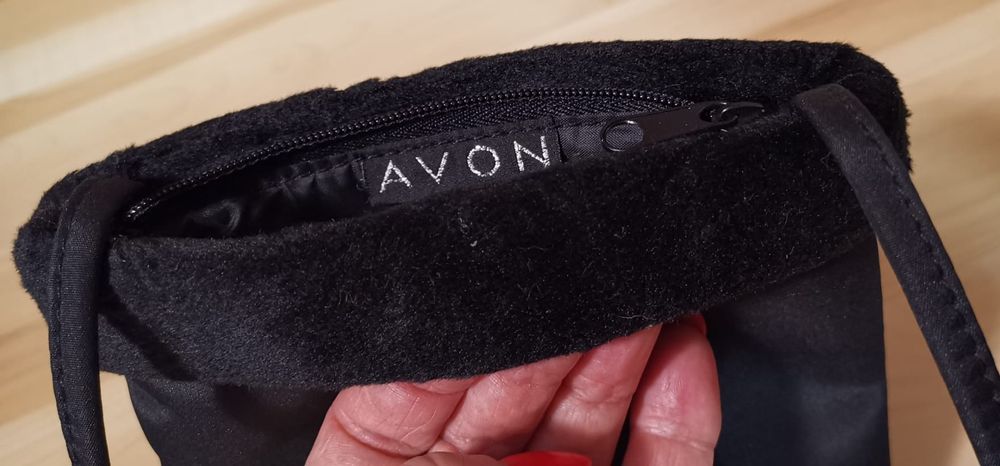 Nowa atłasowa czarna torebka z futerkiem, Avon