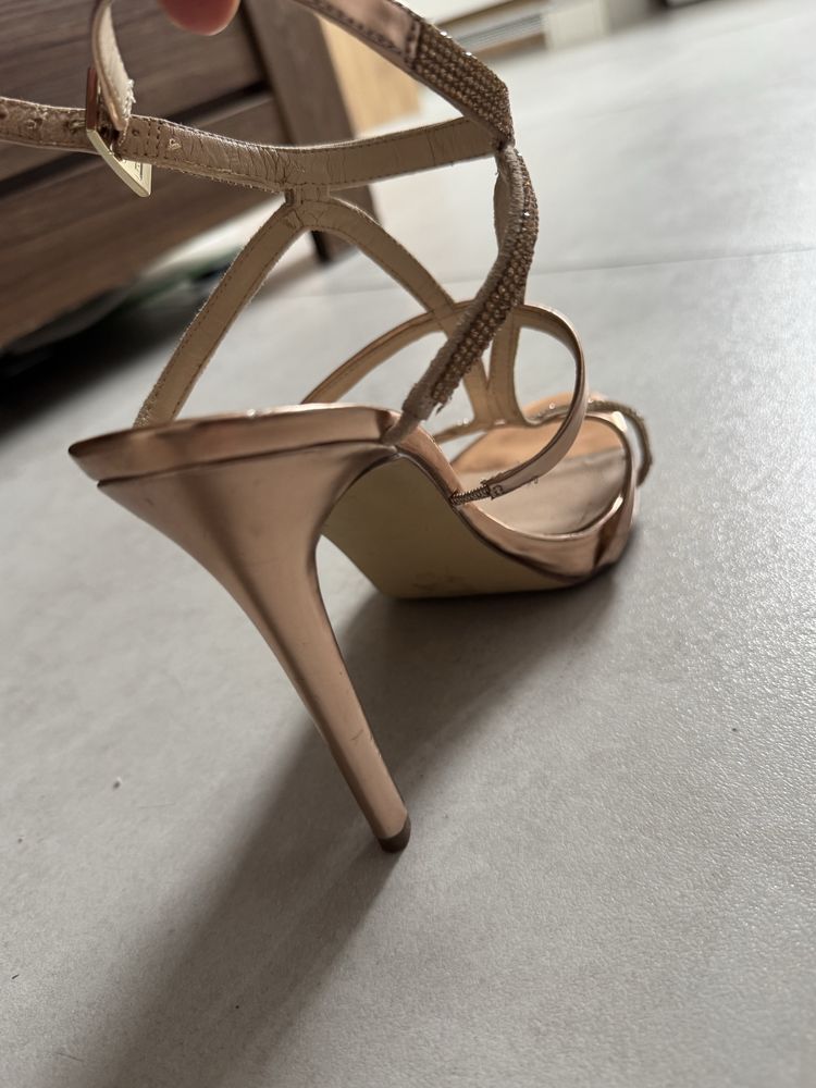 Piekne sandalki z krysztalkami Guess 39