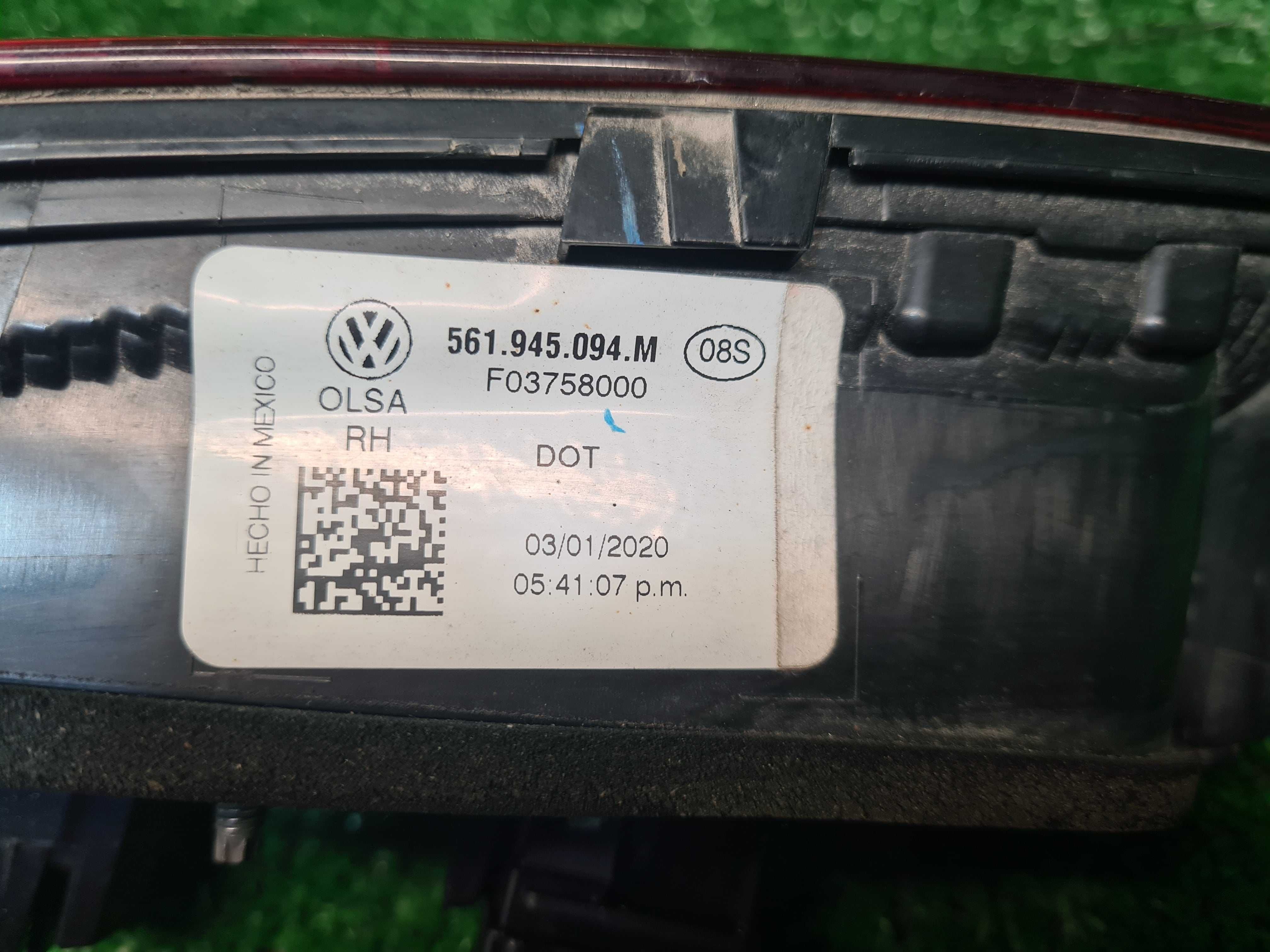Ліхтар задній правий VW Passat B9 внутрішній (561945094M)