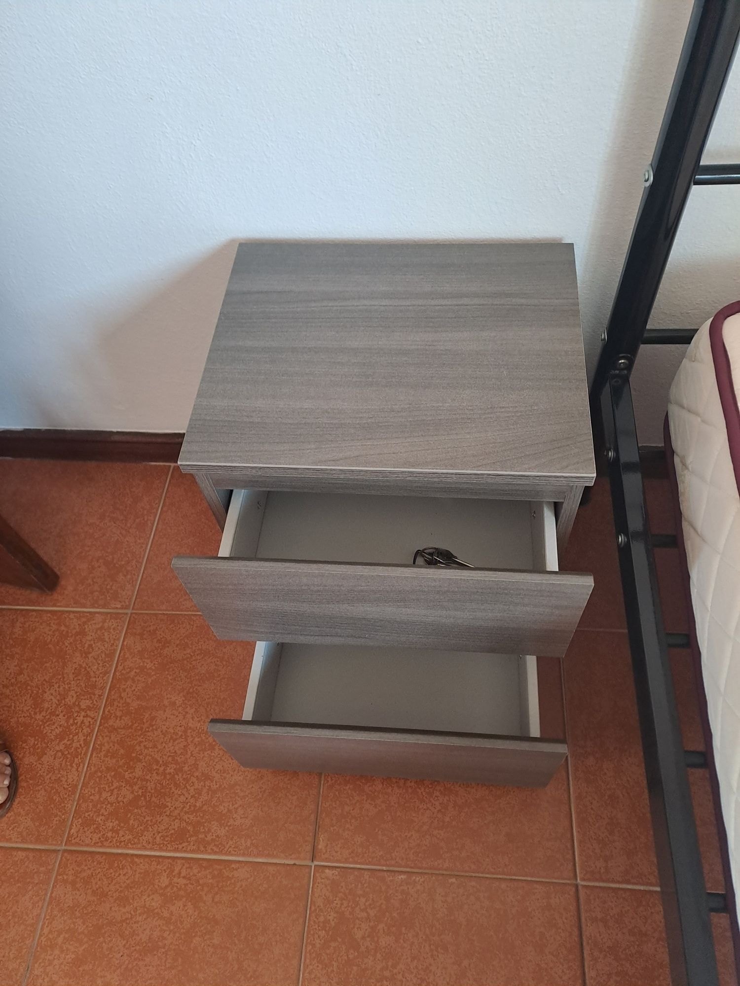 Mesas de Cabeceira com 2 Gavetas – 3 Unidades Disponíveis