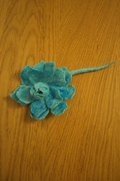 broszka filcowana kwiat turkusowa hand made niebieska artystyczna