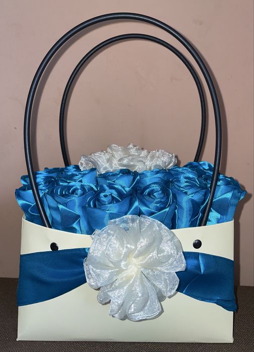 букетики з атласних квітів