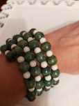 Pulseira de 4 voltas c/contas Verdes e Brancas.