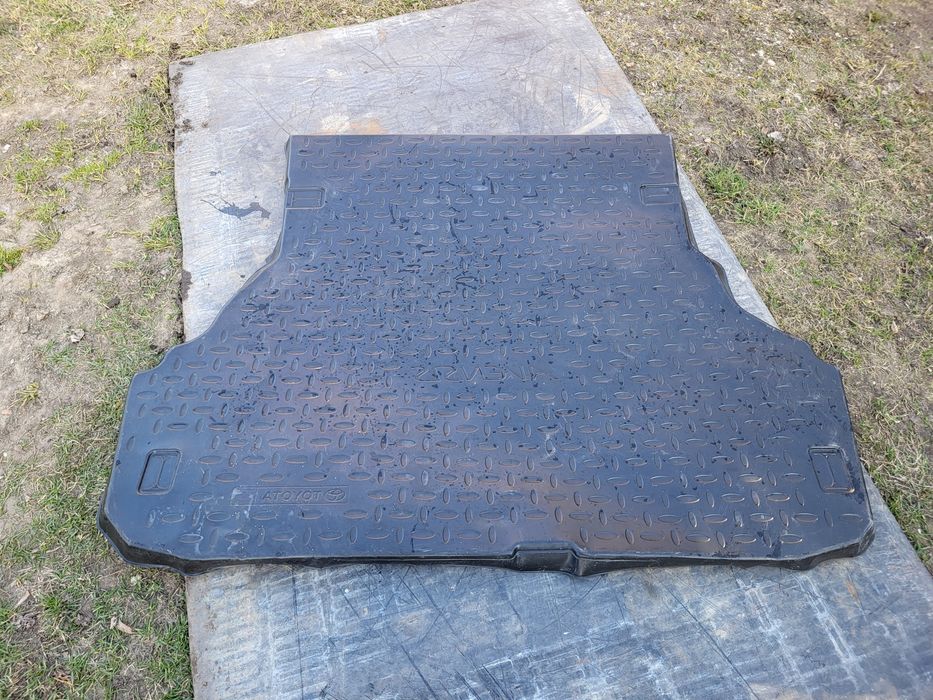 Mata bagażnikowi Toyota Awnesis , mata gumowa osłaniająca do bagażnika