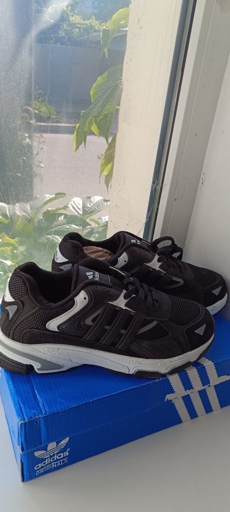 Кросівки чоловічі демісезон Adidas Чорні Розмір: 42 - 26.5 см стелька