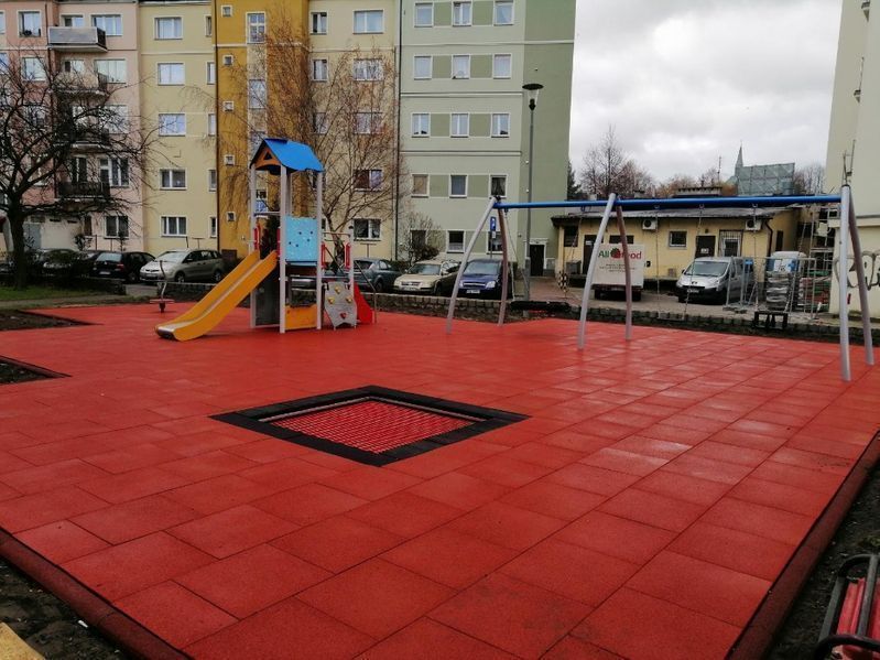 Bezpieczna nawierzchnia na plac zabaw, płyty gumowe SBR i EPDM atesty