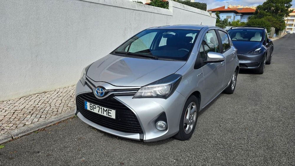 Vendo um Toyota Yaris Hybrid